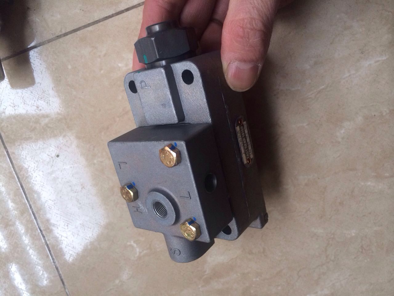 ZOOMLION truck crane FAST gear box Slave valve  A-5000  1010301645