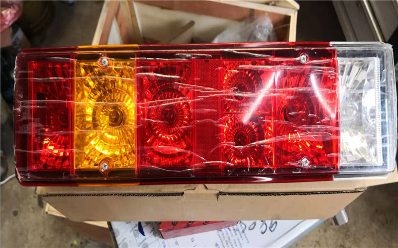 ZOOMLION mobile crane Rear combination signals  (Right)\24V DC D29200810020