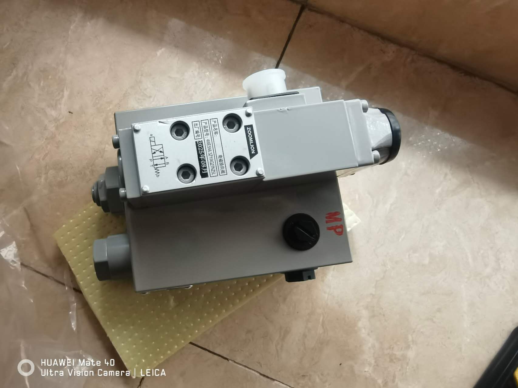 ZOOMLION mobile crane ZRT1100 Control valve block 1010305446